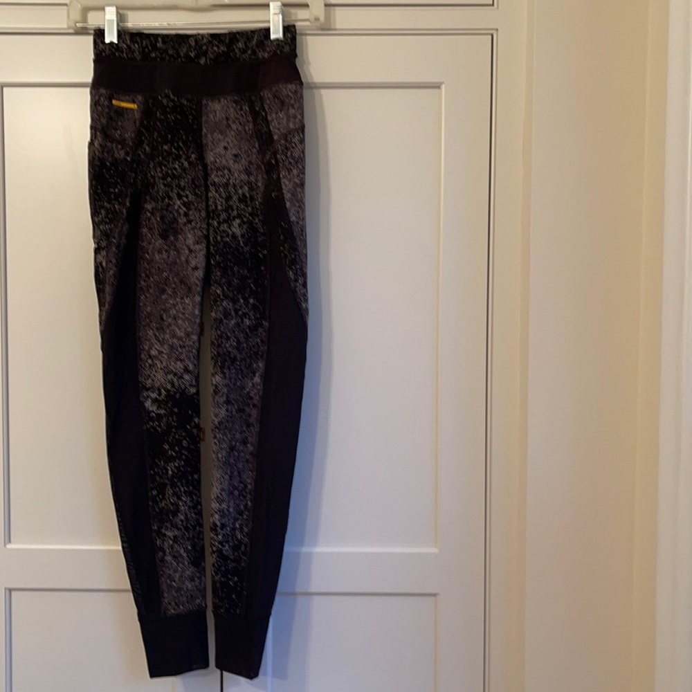 EUC Lole XS women’s jogger style leggings.